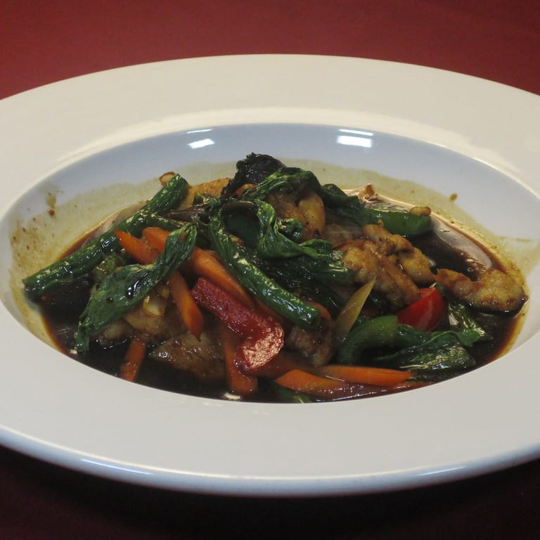 Fresh Salads: Thai, Seafood, Vegetarian Options